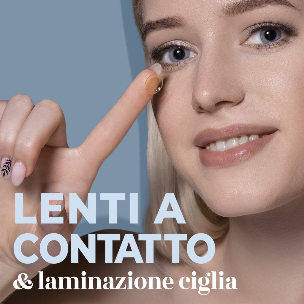 ragazza bionda regge sul dito una lente a contatto